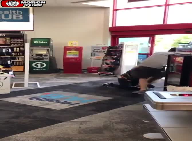 Video :While attempting to stop a thief, he gets battered